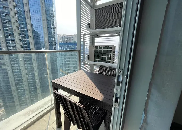 Tropical 1br Uptown Parksuites Bgc With Netflix 200mbps *