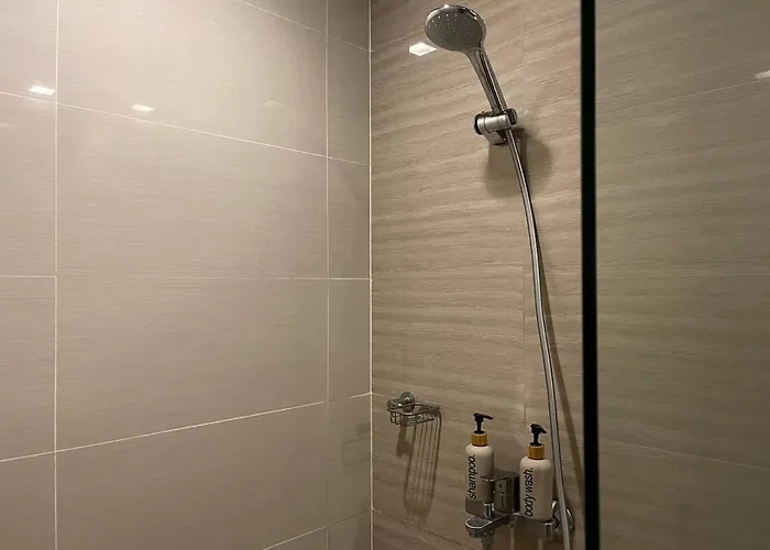 Tropical 1br Uptown Parksuites Bgc With Netflix 200mbps *